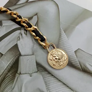 Chaine en or et cuir noir tressé détail avec beau pendentif médaillon rond vintage.