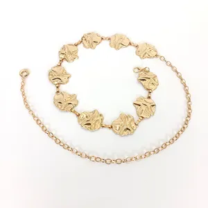 Gouden metalen tailleketting voor dames, stijlvolle decoratieve riem met bloem schakels.