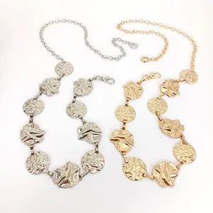 Elegante metalen tailleketting voor dames met gestructureerde schijfbedels voor jurken.