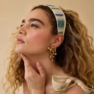 Détail d'un bandeau en paille tressée en bleu et vert pour un style de vacances élégant