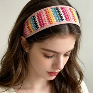 Gros plan détaillé d'un bandeau en paille tressée colorée porté par un mannequin