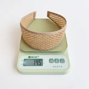 Vue détaillée d'un bandeau large en paille tressée pour femme pesant 14,5 grammes environ
