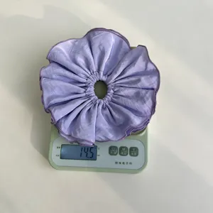 Vista detallada de un coletero fruncido morado en una báscula con peso de 14,5 g