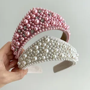 Dettaglio macro di cerchietti imbottiti di lusso con perle e strass