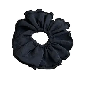 Coletero grande negro con volantes y elegante diseño de cuatro capas