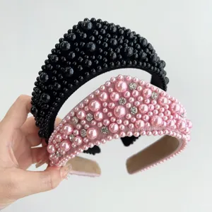 Dettaglio di cerchietti a corona vintage con perle rosa e nere e strass scintillanti.
