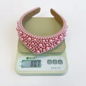 Dettaglio del cerchietto rosa con perle che mostra il peso del prodotto di 80,7 g