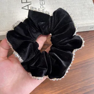 Eleganter Haargummi aus schwarzem Samt mit funkelnden Kristallperlen für Retro-Looks