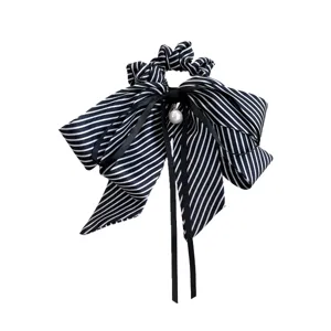 Eleganter schwarz-weiß gestreifter Schleifen-Haargummi mit Perle und langen Bändern für Damen