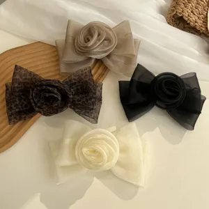Lot de quatre barrettes à cheveux roses en organza élégantes en léopard, noir et crème.
