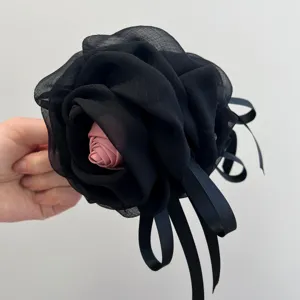 Elegante pinza para el pelo con rosa de gasa negra, centro rosa y cintas largas