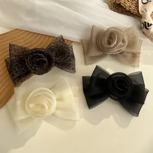 Barrettes à cheveux élégantes avec roses en résille, quatre couleurs disponibles.