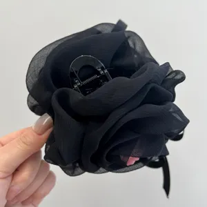 Detalle de cerca de la pinza para el pelo con rosa negra de malla y lazo elegante