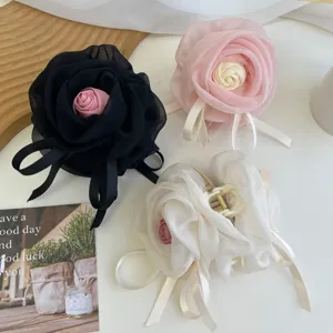 Vista detallada de tres elegantes pinzas para el cabello de rosa con lazos de malla