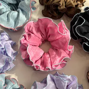 Primer plano de coleteros plisados multicolores con delicadas costuras de contraste hoy