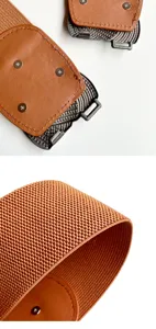 Primer plano detallado del cinturón elástico marrón con su elegante hebilla de metal tallado.