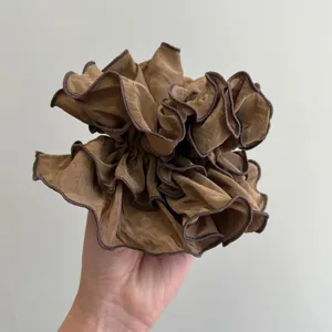 Elegante coletero plisado multicapa café marrón con bordes de volantes para mujer