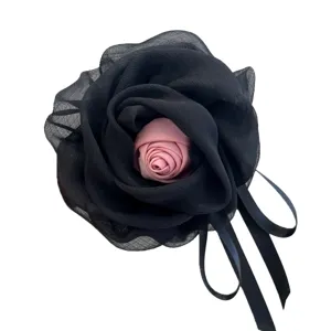 Elegante pinza para el pelo con rosa de malla negra y rosa y cintas de raso fluidadas