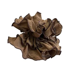 Coletero elegante de tela plisada marrón con varias capas para un peinado sencillo