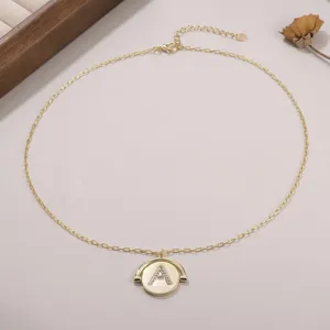 Vue macro détaillée d'un collier en or avec pendentif rotatif et lettre A en cristal