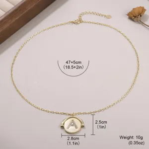 Gros plan d'un collier doré avec pendentif lettre A en strass et dimensions du produit.