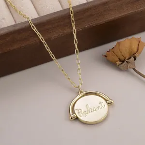 Vue détaillée d'un collier doré avec un pendentif rotatif gravé 'Radiant' chic