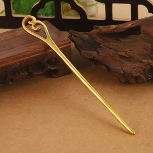 Detalle de una horquilla vintage dorada con diseño de nube hueca para estilo Hanfu