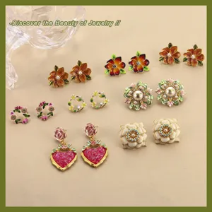 Detailansicht verschiedener Vintage-Emaille-Blumen- und Perlenohrringe in einer Kollektion