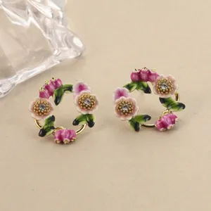 Detailansicht der exquisiten Vintage Emaille Blumenkranz Ohrringe mit Kristallen