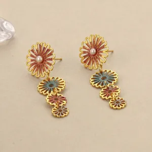 Detailansicht der Emaille-Blumenohrringe mit eleganten Perlen im Vintage-Stil
