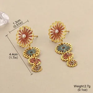 Detailansicht der 4,4 cm langen Vintage-Emaille-Blumenohrringe mit Perlenverzierung.
