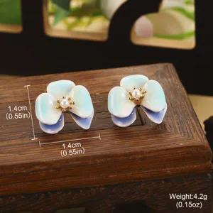 Vue détaillée de boucles d'oreilles émaillées fleurs avec perles et mesures précises