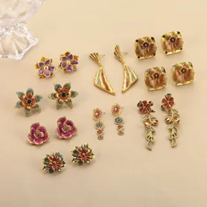 Exquisite Kollektion von Vintage-Emaille-Blumenohrringen im eleganten Palast-Stil Design.