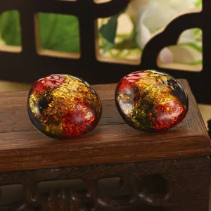 Vue détaillée de boucles d'oreilles artistiques en émail style peinture à l'huile