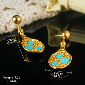 Detailweergave van vintage gouden druppeloorbellen met turquoise inleg en maten.