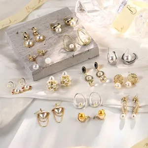 Λεπτομερής προβολή συλλογής premium σκουλαρίκια με πέρλες και χρυσό για κομψή εμφάνιση.