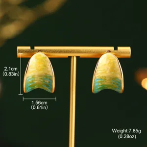 Gros plan de boucles d'oreilles en émail français style Van Gogh avec cotes de dimensions.