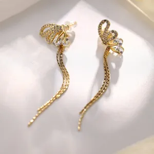 Detaillierte Makroansicht goldener Schmetterling-Ohrringe mit funkelnden Zirkonia-Steinen