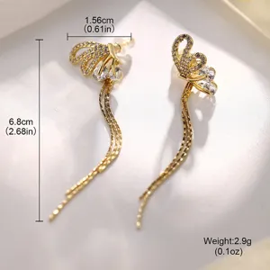 Detailansicht eleganter goldener Quastenohrringe mit Kristall-Schmetterling und Maßen.