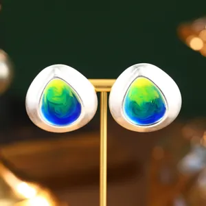 Vue détaillée des boucles d'oreilles en émail en forme de larme au motif de peinture à l'huile