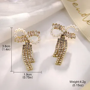 Detailansicht eleganter goldener Perlen-Schleifen-Ohrringe mit Quasten und Maßen