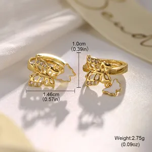 Nahaufnahme eleganter goldener Schmetterlings-Creolen mit weißen Anhängern und Steinen