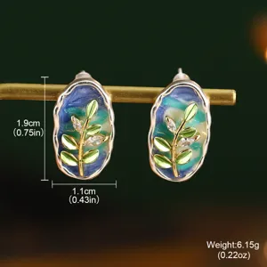Vue macro détaillée de boucles d'oreilles feuille en émail avec dimensions et poids
