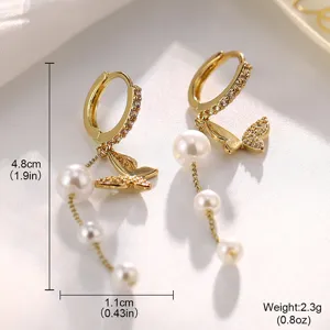Detaillierte Ansicht der goldenen Schmetterlingsohrringe mit eleganten Perlenketten
