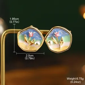 Vue détaillée de boucles d'oreilles fleurs en émail avec dimensions et poids de 6,75 g
