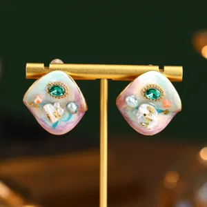 Boucles d'oreilles artistiques en émail avec perles naturelles et pierres vertes détail