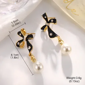 Detaillierte Ansicht von eleganten Perlenohrringen mit schwarzer Schleife und Maßen