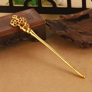 Primer plano del patrón dorado calado de flores y nubes en un pasador de pelo chino