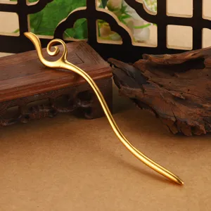 Vista detallada de una horquilla china de oro mate con motivo de nube para estilo Hanfu.