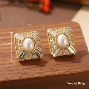 Gros plan de boucles d'oreilles carrées en perles géométriques sur socle en bois